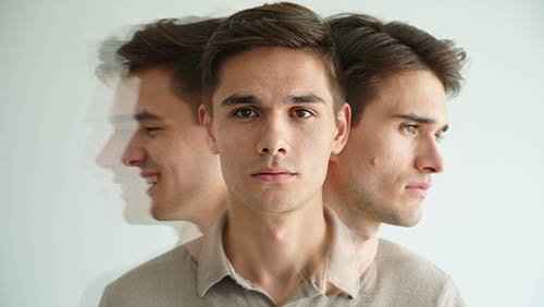 Лицо мужчины трижды отражено в разных эмоциях